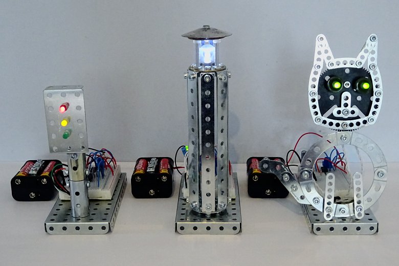 The traffic light, lighthouse and cat demonstration models